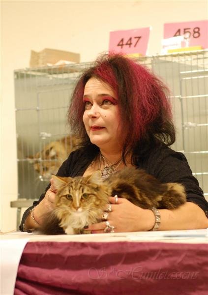 DSC_2877.JPG - Judge Kristiina Rautio with female norwegian forest cat.